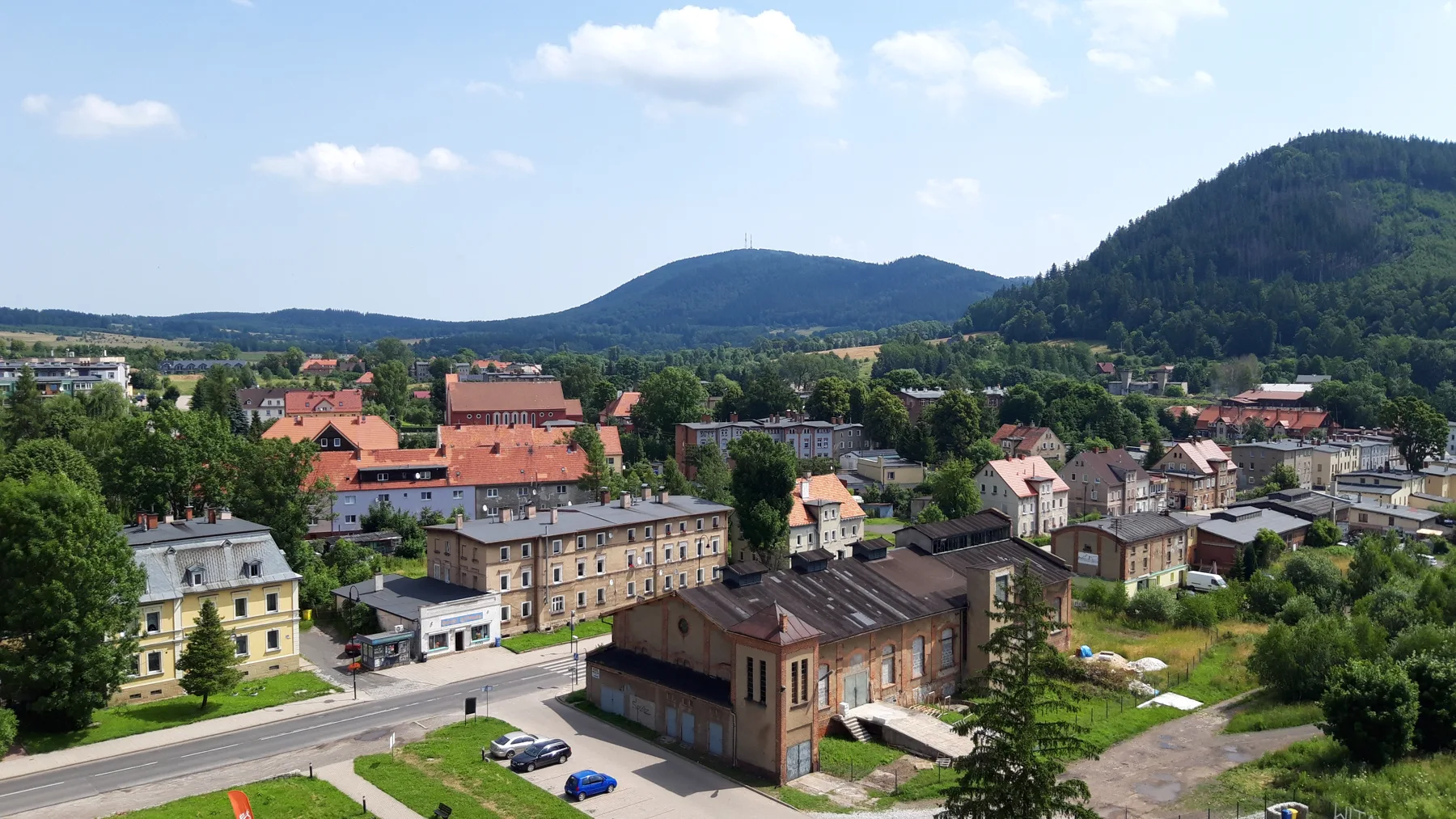 Panorama Boguszowa-Gorc z zabudową i zielonymi wzgórzami